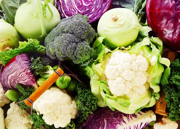 健康的新鲜十字花蔬菜 配以菜椰菜 花椰菜 葫芦芽 甘蓝和考拉比 闭合完整框架的背景 — 图库照片