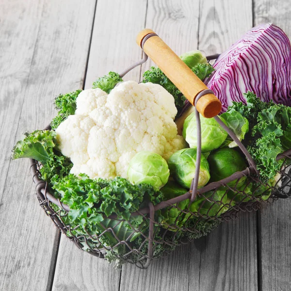 Cesta Alambre Verduras Crucíferas Frescas Granja Con Una Coliflor Col —  Fotos de Stock