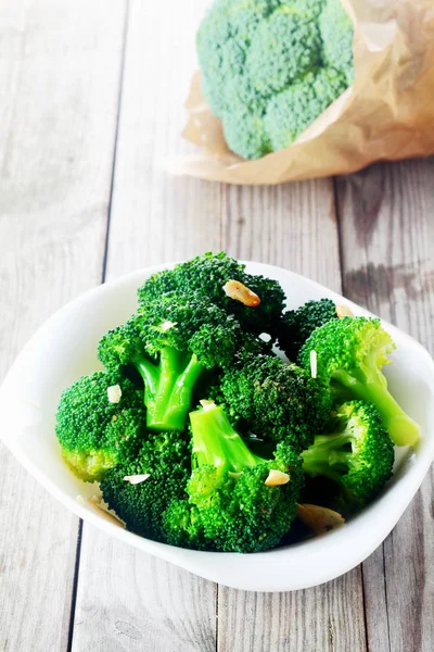 Close Brokoli Masak Sayuran White Bowl Ditempatkan Atas Meja Kayu — Stok Foto