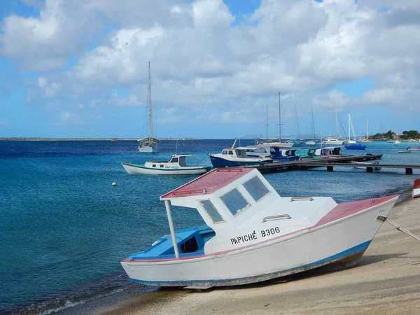 加勒比海边海滩上的小船 — 图库照片