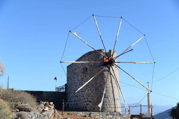 風車加藤松加藤松古い歴史的風力発電具体的地上ギリシャ風力発電建築 — ストック写真