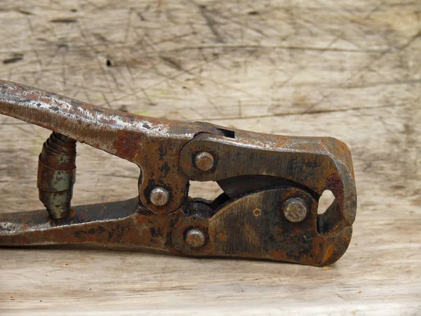 古い錆びた鉄を木の背景に — ストック写真