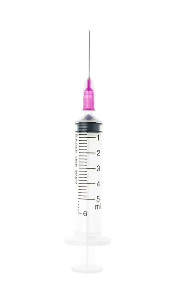 白い背景に分離されたプラスチック紫色の注射器 注射用単回使用医療機器 — ストック写真
