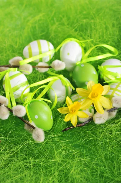 Jaja Wielkanocne Żonkilami Kotkiem Palmowym Zielonym Sizalu — Zdjęcie stockowe