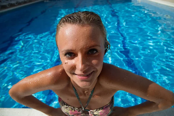 비키니입은 여자는 수영장에서 수영을 — 스톡 사진