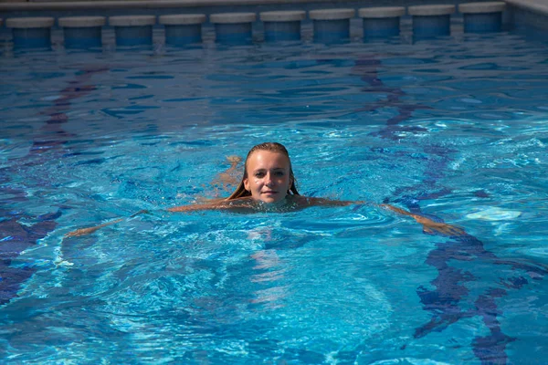 Bikinili Seksi Kız Havuzda Yüzüyor — Stok fotoğraf