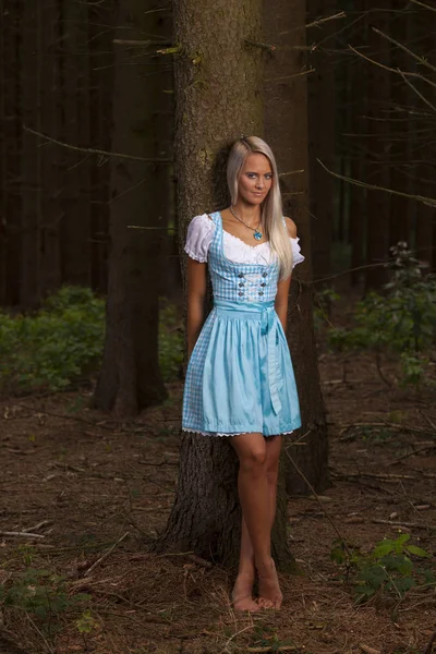 Femme Dans Dirndl Dans Forêt — Photo