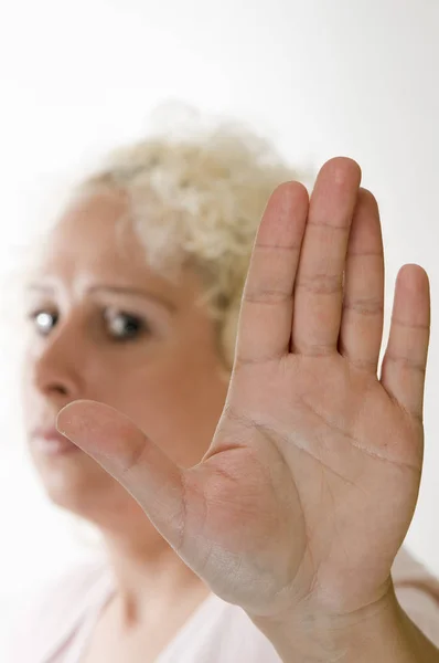 Vista Lateral Cabeza Los Hombros Una Mujer Rubia Rizada Frente — Foto de Stock