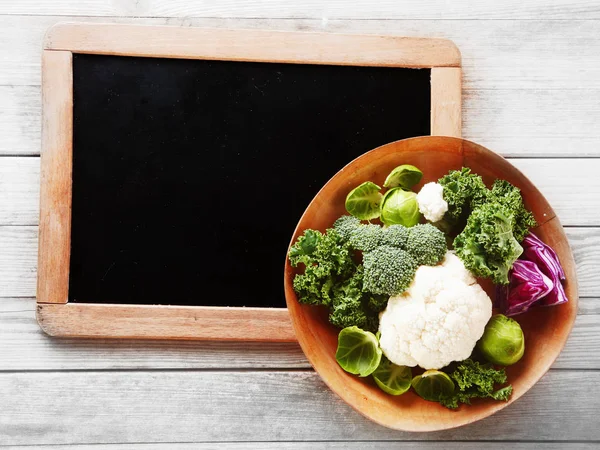 Закрити Fresh Salad Ingredients Брокколі Каббідж Cauliflower Wooden Bowl Plaved — стокове фото