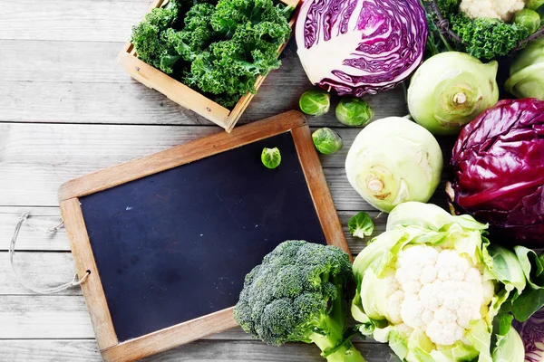 Bezár Friss Saláta Zöldségek Farm Asztalon Fekete Chalkboard Fénymásolási Tér — Stock Fotó