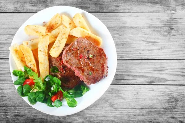 Close Aerial Shot Tasty Grilled Beef French Fries Herbs White — Stock Photo, Image