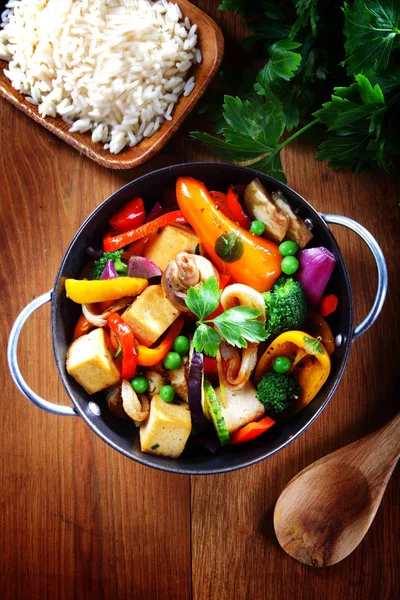 Cerrar Dish Saludable Con Tofu Beans Broccoli Mushrooms Especias Servido — Foto de Stock