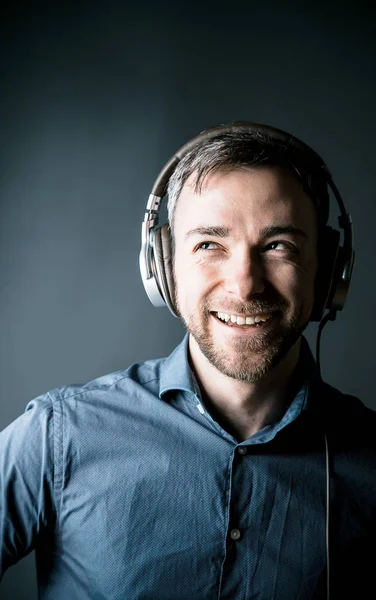 Charismatische Gelukkige Man Geniet Van Zijn Muziek Lachen Als Hij — Stockfoto