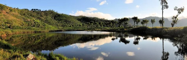 Panorama Das Plantações Chá Nascer Sol Com Reflexão Lago Haputale — Fotografia de Stock