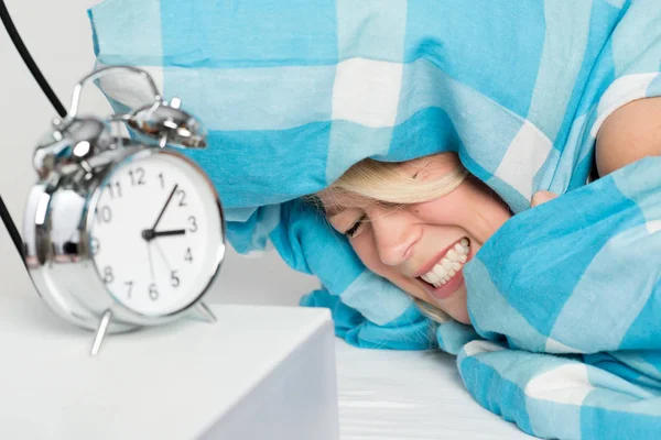 Jovem Deitado Sem Dormir Cama Está Furioso — Fotografia de Stock