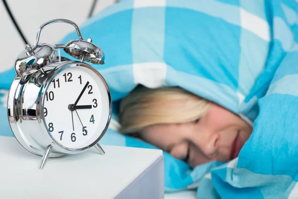 Jovem Deitada Cama Dormindo — Fotografia de Stock