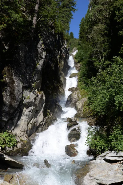 Bella Cascata Sullo Sfondo Della Natura — Foto Stock