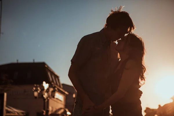 Junges Paar Küsst Sich Bei Sonnenuntergang — Stockfoto