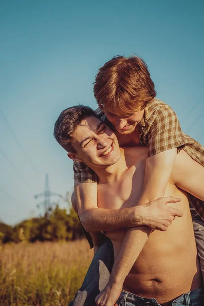 Porträtt Ett Lyckligt Homosexuellt Par Utomhus — Stockfoto