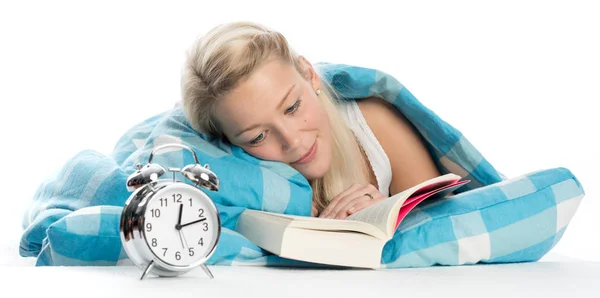 Ξανθιά Γυναίκα Ξαπλωμένη Στο Κρεβάτι Διαβάζοντας Ένα Βιβλίο — Φωτογραφία Αρχείου
