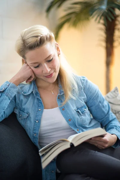 Femme Blonde Assise Sur Canapé Est Absorbée Dans Livre — Photo