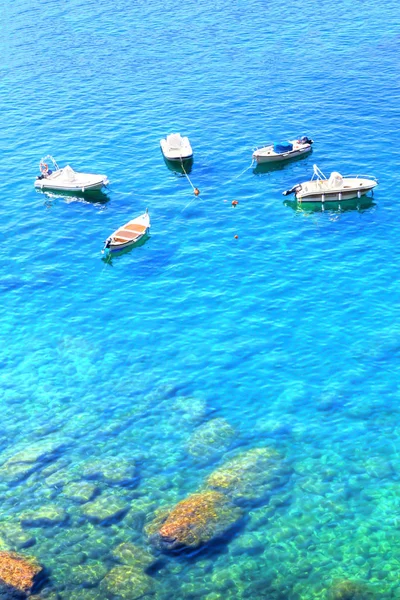 Båtar Vid Liguriska Kusten Italien Vid Hamnen Camogli Azurblå Medelhavet — Stockfoto