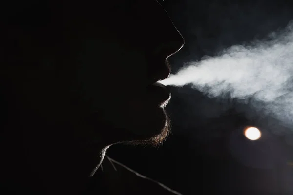 Close Retrato Jovem Fumando Cigarro — Fotografia de Stock