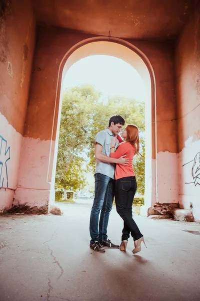 Unga Par Förälskade Kysser Varandra Vinterskog Och Gamla Båge Som — Stockfoto