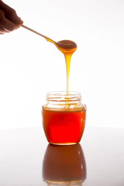 Glas Färsk Honung Vit Bakgrund — Stockfoto