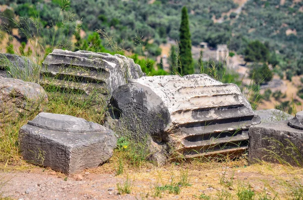 ギリシャのデルフィ遺跡にある古代ギリシャの寺院 — ストック写真