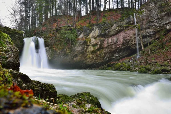 Schöner Wasserfall Auf Naturhintergrund — Stockfoto