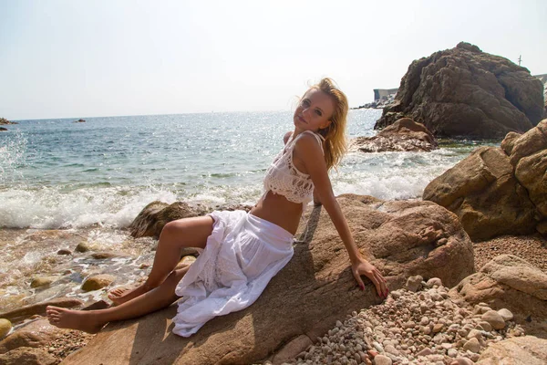 Sexy Dama Vestido Encaje Blanco Playa Rocosa — Foto de Stock