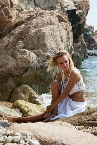 Senhora Sexy Vestido Renda Branco Praia Rochosa — Fotografia de Stock