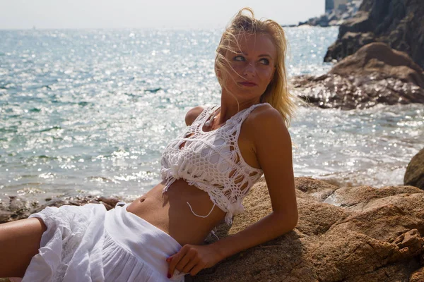 Sexy Dame Witte Kant Jurk Rotsachtige Strand — Stockfoto