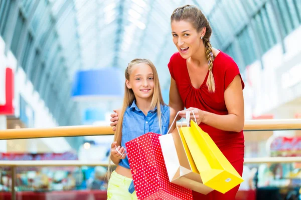 Madre Hija Grandes Almacenes Con Bolsas Compras — Foto de Stock