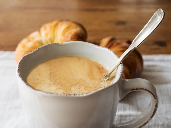 Xícara Café Croissant Mesa Madeira — Fotografia de Stock