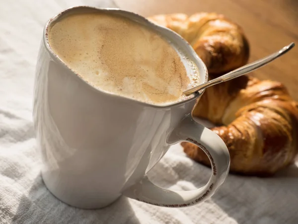 Cangkir Kopi Dan Croissant Atas Meja Kayu — Stok Foto