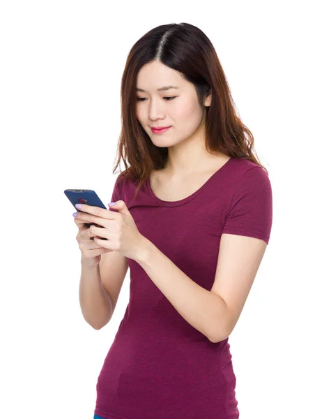 Ung Kvinna Användningen Mobiltelefon — Stockfoto