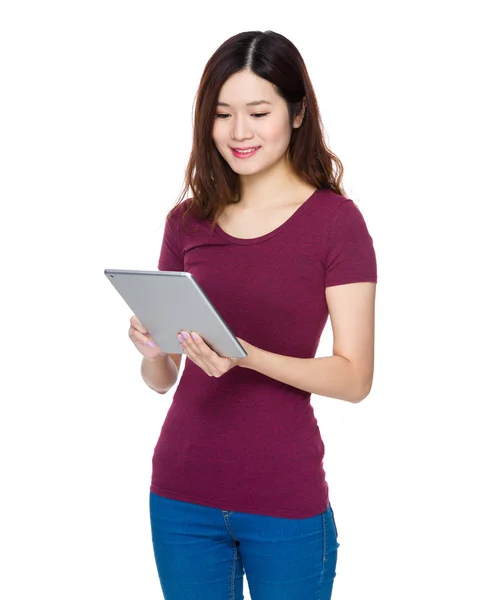 Aziatische Vrouw Gebruik Van Digitale Tablet — Stockfoto