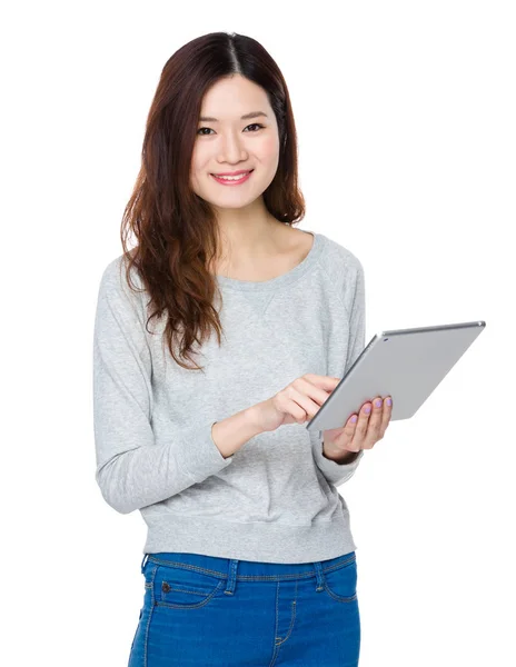 Young Woman Use Tablet — Stock Photo, Image