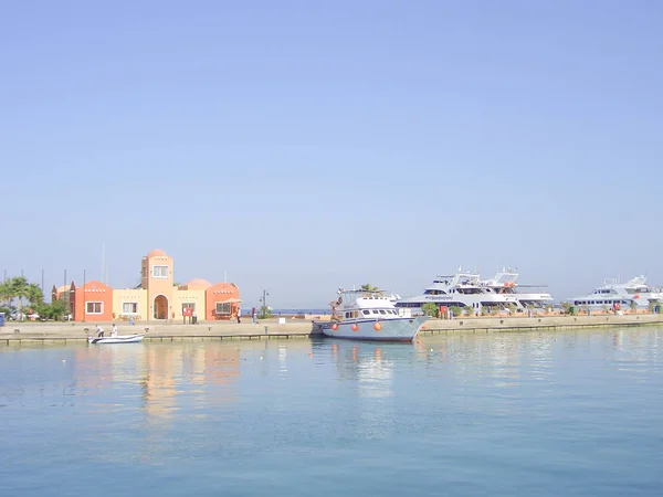 Белая Яхта Находится Порту Солнечном Свете Голубая Вода — стоковое фото