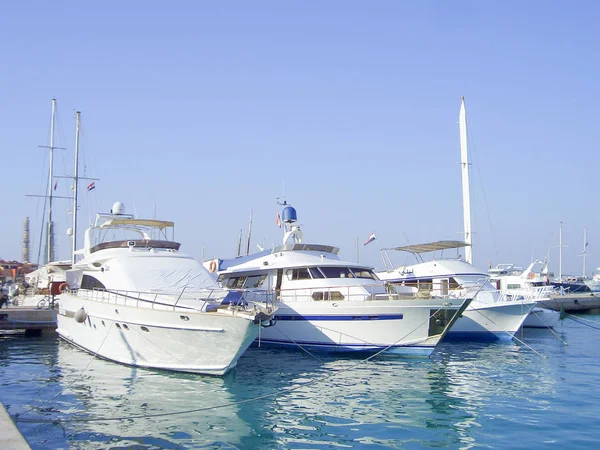 Biały Jacht Jest Porcie Świetle Słonecznym Woda Morska Błękitna — Zdjęcie stockowe