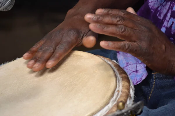 Close Van Vrouwelijke Handen Met Een Hand Van Een Pottenbakker — Stockfoto