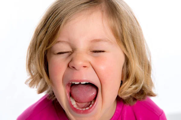 Μικρό Αστείο Κορίτσι Είναι Jubilating Μπροστά Από Λευκό Φόντο — Φωτογραφία Αρχείου