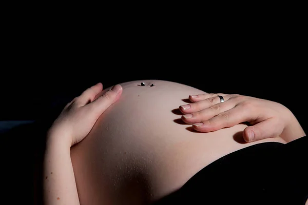 Barriga Bebê Com Mãos Mães Frente Fundo Preto — Fotografia de Stock