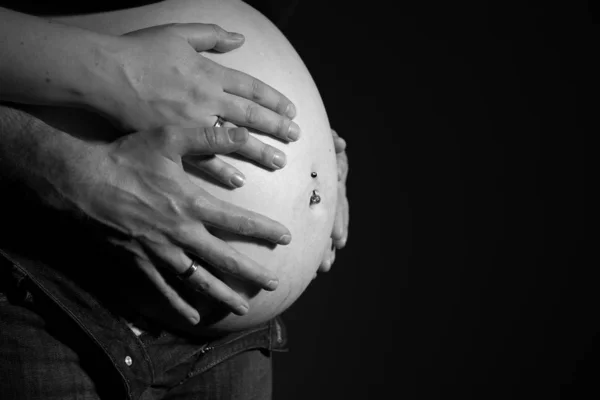 Barriga Bebê Com Mãos Dos Pais Frente Fundo Preto — Fotografia de Stock