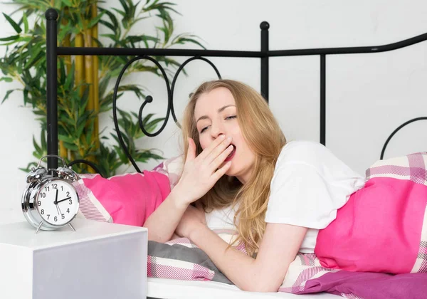 Femme Blonde Couchée Dans Lit Bâille Peut Pas Endormir — Photo