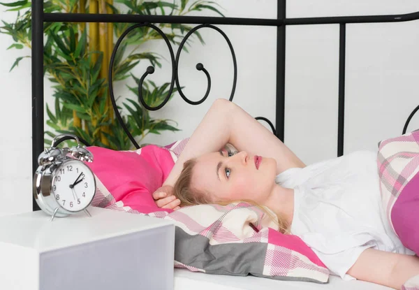 Жінка Лежить Сну Ліжку Мислення — стокове фото