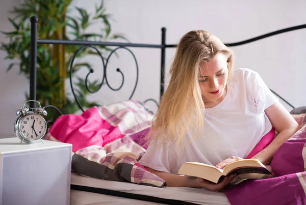 Jonge Vrouw Heeft Moeite Slaap Vallen Bed Het Lezen Van — Stockfoto