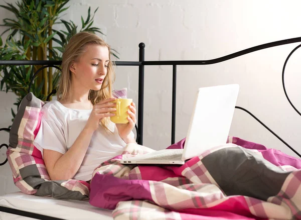 Młoda Kobieta Laptopem Łóżku Pijąca Kawę — Zdjęcie stockowe